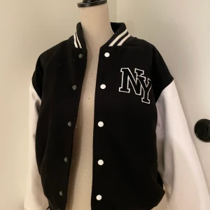 College jacka  - Super snygg och enkel college jacka. Som funkar till alla outfits. Buda från 500 kr. Skicka till mig om ni vill ha fler bilder på den!!💜💜