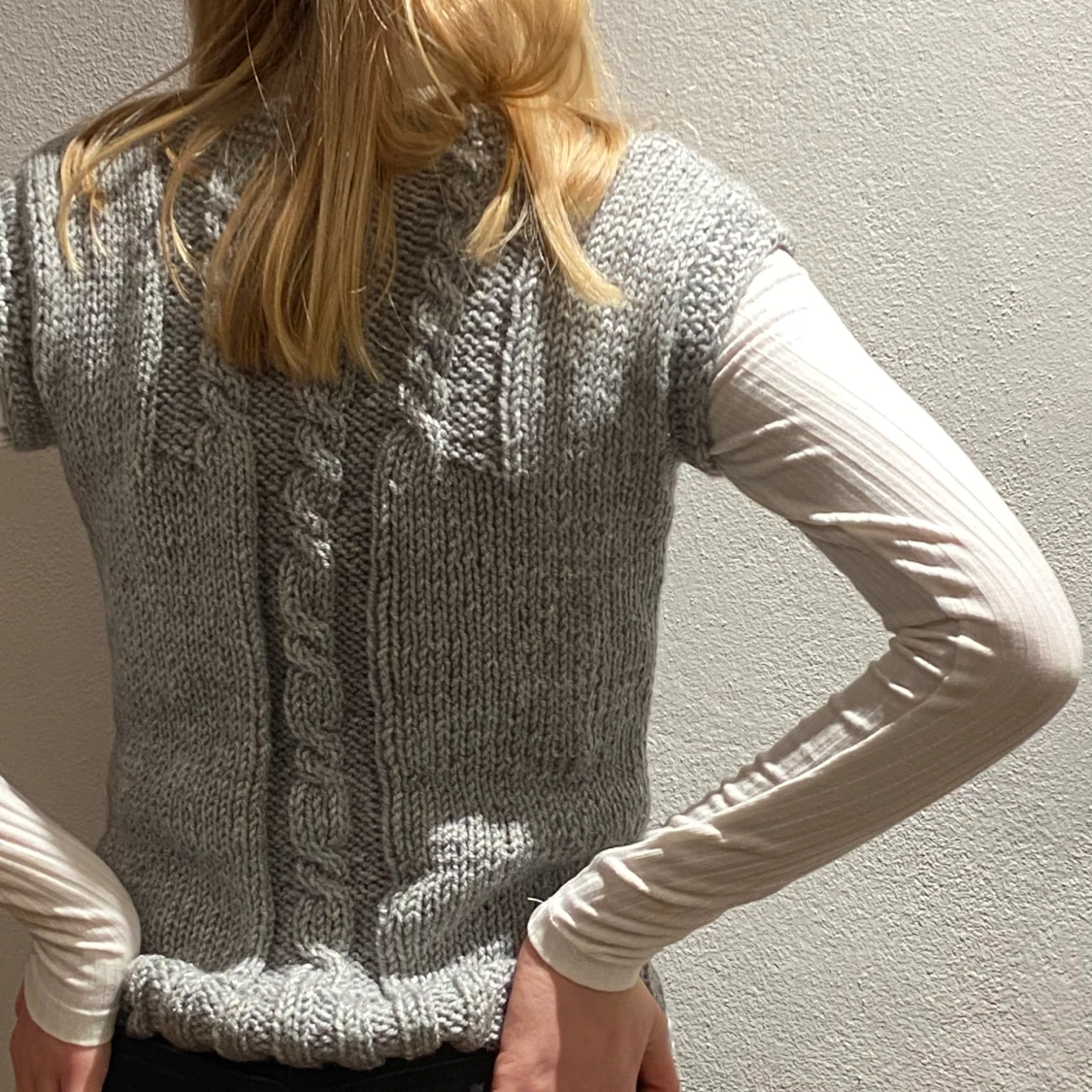 Grå stickad väst  - 91
