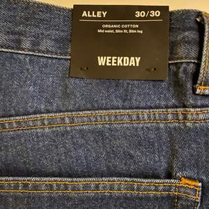 Säljer dessa slim fit jeans från weekday. De är köpta här på Plick men är tyvärr för stora för mig😞 De är endast prövade, lappen är kvar☺️