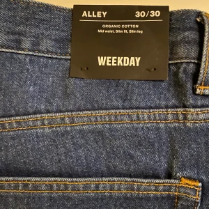Weekday jeans - Säljer dessa slim fit jeans från weekday. De är köpta här på Plick men är tyvärr för stora för mig😞 De är endast prövade, lappen är kvar☺️
