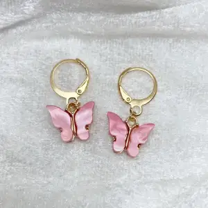 Gulligt fjärilsörhänge i rosa. 💕 (handgjort) 5kr går oavkortat till bröstcancerfonden. Beställ på min Instagram! 