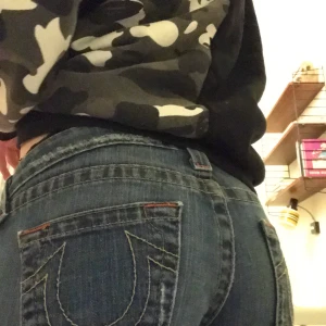 True religon  - Skit fina true religon jeans har ett par nya därför säljer jag dessa. Jätte bra skick pris kan diskuteras jag kan även skicka fler bilder på pass form om det skulle behövas också mått.