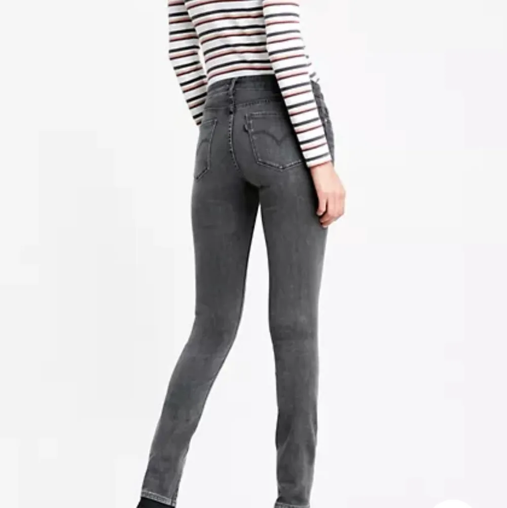Ett par gråsvarta jeans i modell 711 skinny från Levis. Säljs på hemsidan för 999kr. Nästan oanvända. L30. . Jeans & Byxor.