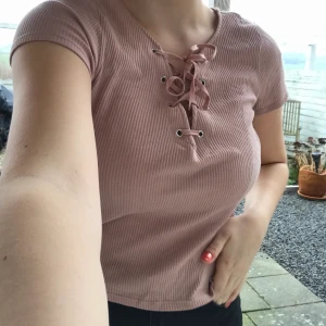 Rosa blus  - Puder rosa topp från H&M med vid snörning vid bysten! Går att styra öppningen beroende på hur mycket man spänner, aldrig använd! Storlek M (passar XS-M). 50kr 💖