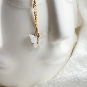 "ARIEL" HALSBAND  - Halsband som har matchande örhängen. Kommer i vit, rosa och blått! 💌 59kr styck. Frakt 11kr. Erbjudande: Köp både örhängen och halsband för 89kr (ord 99kr)