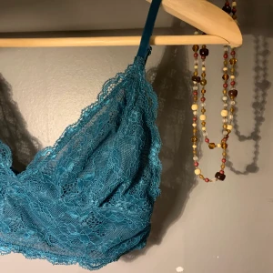 Blå bralette  - Blåturkos bralette från monki i storlek S🫐 🦎1 plagg 30kr🦎2 plagg 50kr🦎3 plagg 70kr🦎4 plagg 95kr🦎5 plagg 120kr🦎