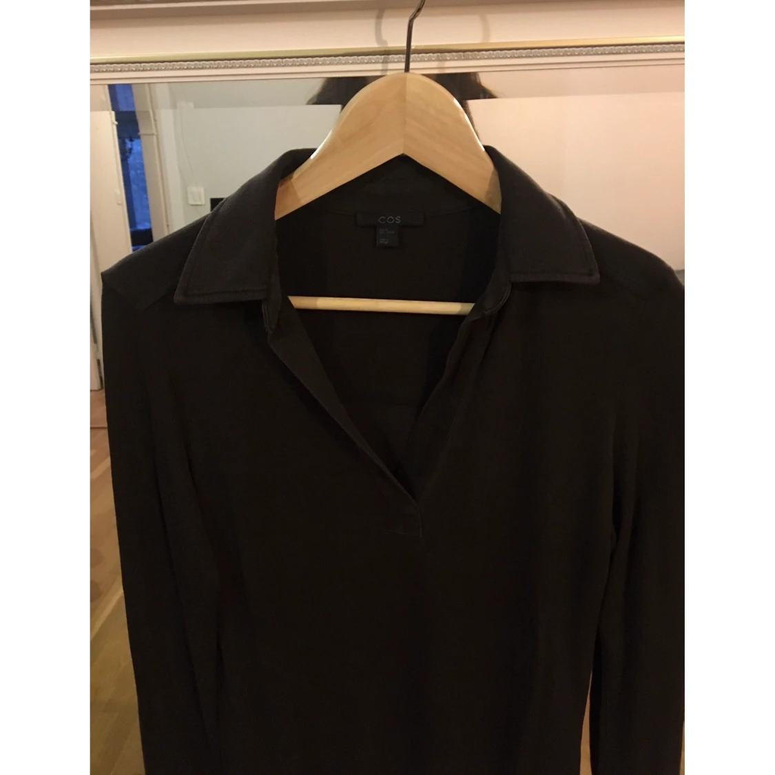 Mörkbrun v-ringad COS tröja  - 90