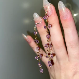 Örhängen - Ett par handgjorda örhängen med lila glaspärlor, och kroken är av silvertråd❤️ (frakten ingår i priset)❣️🌟                                                                               —————————————————————                                                                                  Kika gärna in på min profil, säljer en massa olika handgjorda smycken💃🏼 perfekt till dig själv eller i present till någon❣️✨