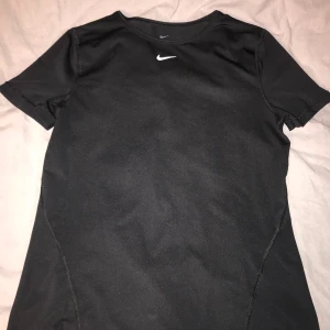 Träningströja  - Helt oanvänd tränings tröja från Nike. Frakt tillkommer.