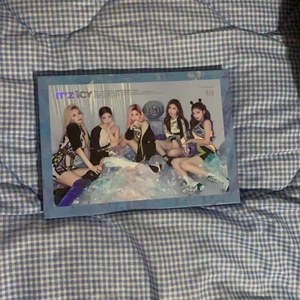 It’z icy ITZY album - Fint skick utöver lite ”klistrig” om man kan säga så från plast eller nåt på baksidan. Spelat skivan en gång
