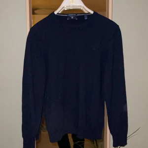 Gant tröja  - Säljer pga krymt i tvätten. Ca ett halvt år gammal, nypris 1100kr. Använd 2 gånger. Märkt storlek M, nu som en S. Vid intresse eller frågor är det bara att skriva! Uppdaterar pris allt eftersom. BUDGIVNING SKER I KOMMENTARERNA!