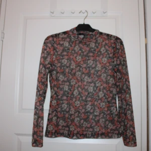 Blommig mesh top  - Mesh top med mönster av blommor. Väldigt fin med en mini turtleneck. Den är dessutom ny och jag har inte haft på mig den så ofta. Använd ungefär 5 gånger. Kan levereras i Göteborg zon1 och 2 inom västtrafiks rese handlingar. Helst cash då jag inte har swish. Detta kan dock lösas. Lägg bud 