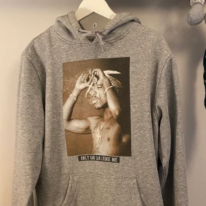2pac hoodie - En 2pac hoodie i väldigt fint skick! Storlek L men skulle säga att den passa M-S mycket finare då den är liten i storlek! Frakt tillkommer (spårbar)🤩 (ordinarie pris 600kr)