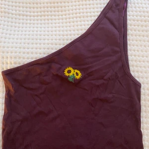 Urban Outfitters - Säljer denna söta one shoulder tröjan eftersom jag hittat en annan stil! Så fin till sommaren. 