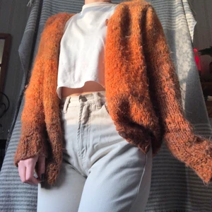 stickad kofta - hemmastickad kofta i en fin orange färg, finns knappar💗 lite overzise på mig som vanligtvis har S