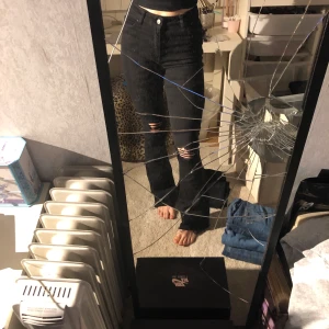 Håliga bootcut jeans - Säljer dessa fina bootcut jeans från Gina tricot som ej kommer till användning längre. Använde de sparsamt i ca 2 månader, men nu ligger de tyvärr bara och tar plats. Köpte för ca 300, skriv om du har frågor 💕