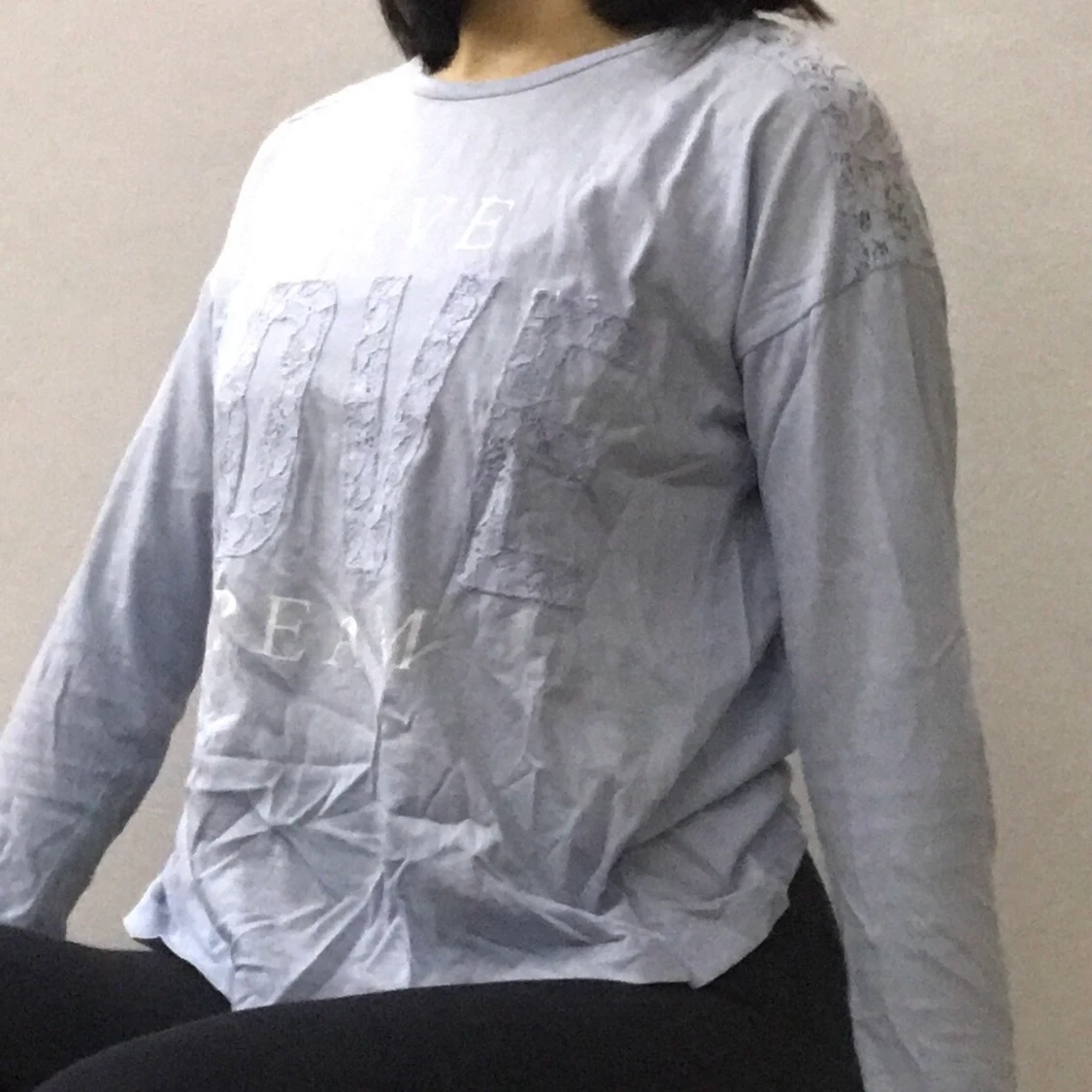 En ljusblå långärmad tröja