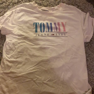 Tommy hilfiger  - En fin tommy tröja som jag andvänt 2 gånger, har sitt namn i olika färger, kan också strykas innan jag skickar iväg den om det skulle va så! Köpt för 600kr säljer för 350kr + frakt 