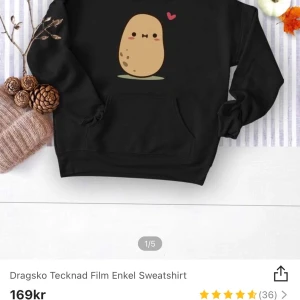 Svart hoddie med tryck  - Ny hoddie från SHEIN med söt potatis, har har används en gång