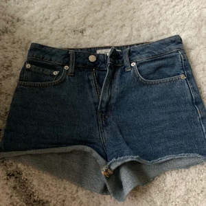 Shorts från Mango strl 34 - Super fina och sköna shorts till sommaren! Storlek 34💙Använt fåtal gånger vilket gör att dem är i fint skick. Väldigt sköna och sitter väldigt fint. Säljer dem för att dem inte kommer till användning längre. Orginalpris 299:- men säljer för 150:-