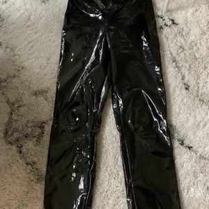 Lackbyxa från NA-KD strl 36 - Shiit snygg och cool lackbyxa från NA-KD. Storlek 36🖤. Använt 1-2 gånger så dem är i väldigt fint skick. Orginalpris 399:- men säljer för 200:-