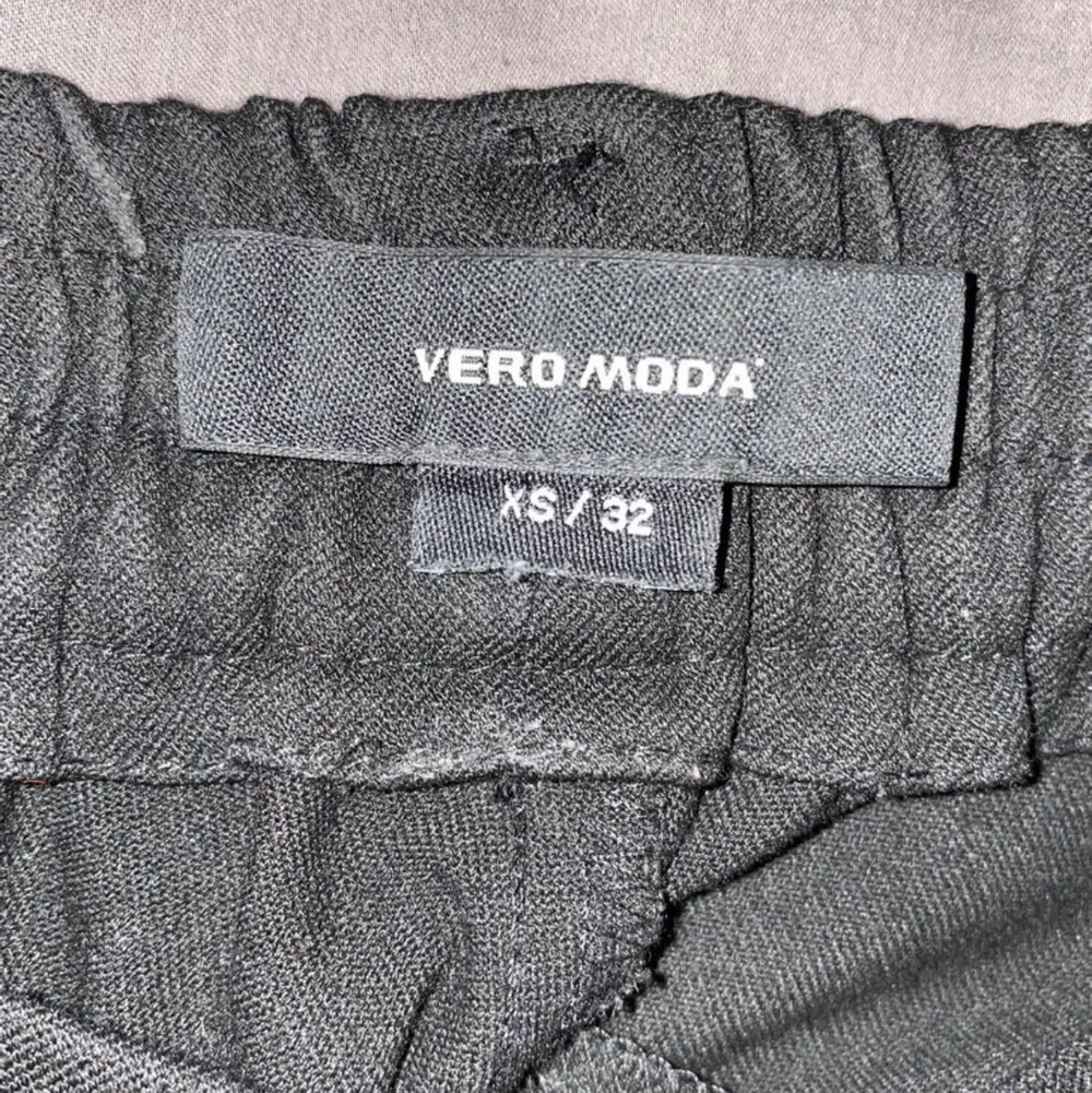 Svarta byxor med vit linje på sidorna liknande kostymbyxor  mycket bra skick Från vero moda storlek 32/xs Stretchig upptill  Mjukt material Fråga gärna om fler bilder om ni vill ha det! Du står för frakten själv . Jeans & Byxor.