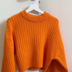 Gina Tröja  - En fin tjock tröja i en helt underbar färg. Använd vid max 2 tillfällen. Perfekt till vintern och höst för att värma en och till en kylig sommarkväll! Kommer från Gina Tricot men köpt här på plick, därav det billiga priset🤍