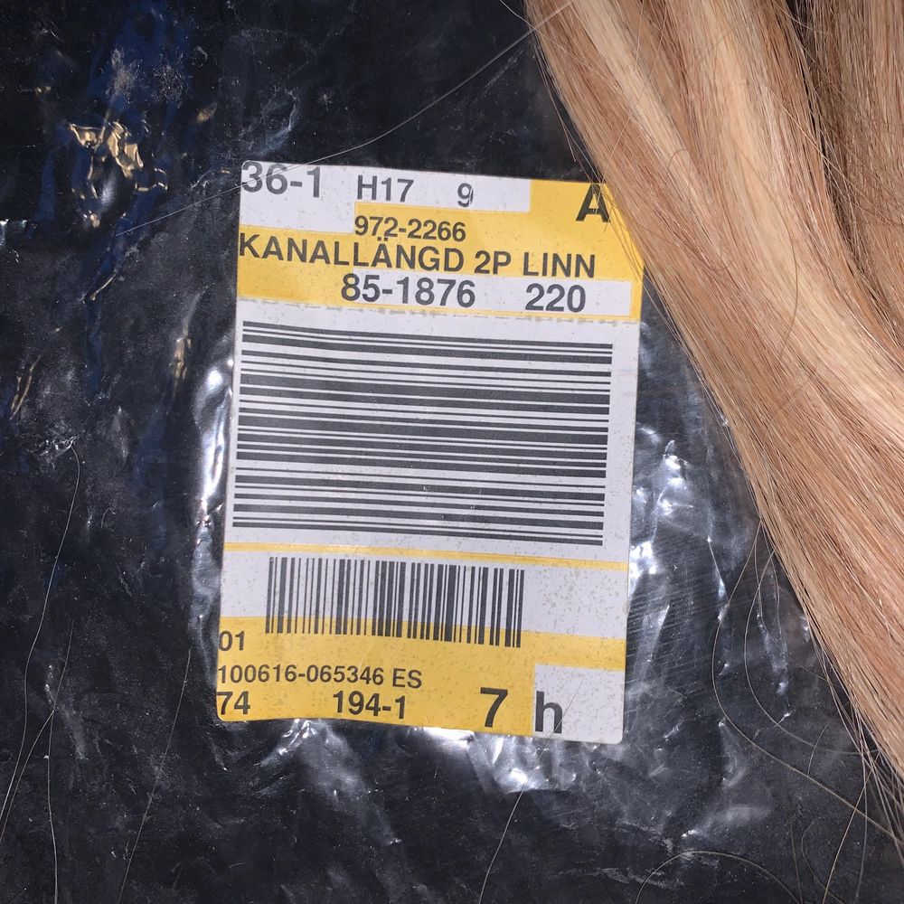 Aldrig använt äkta löshår med orginalförpackning.  60cm äkta hår från Rapunzel of Sweden i färgen ”summer blonde/M7.4/8.0” clip on set med 7 delar  Nypris: 1500kr. Accessoarer.