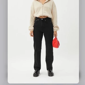 Row jeans weekday - Säljer mina jättesnygga jeans från weekday i modellen Row som tyvärr inte kommer till användning längre. Köpta för 500kr, storlek W29 och passar mig som vanligtvis har 38/M i jeans! Är ca 173cm och de går ner till hälarna på mig, så rätt långa i benen🥰