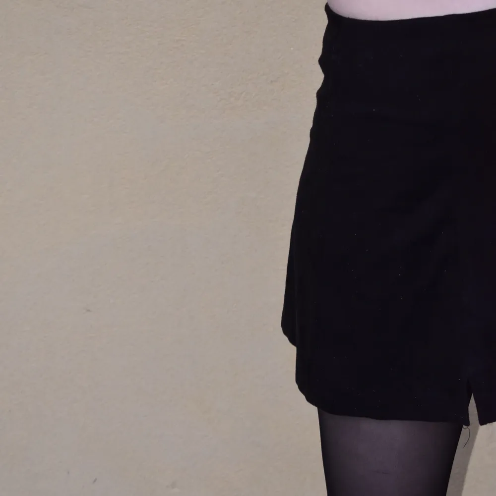 Fin svart kjol från brandy melville. Mocka imitation.💞 tar endast swish💕 frakt inräknat! Storlek typ xs/s. Kjolar.