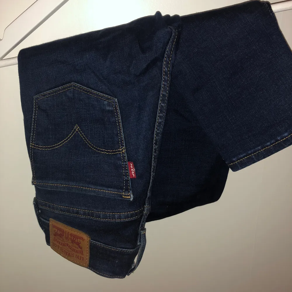 Mörkblå Levis jeans stl S obs! Litet hål på knät . Jeans & Byxor.