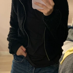 Fluffig jacka - Supersnygg fluffig svart jacka, passar till allt och är i fint skick! Frakten kostar 66kr, skriv för frågor❤️