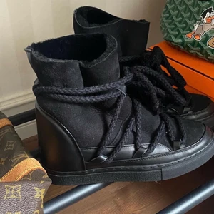 Inuikii - Inuikii wedge skor. Använda ett fåtal gånger! Superfint skick. Storlek 35-37!  Passar mig som vanligtvis har 37! Bjuder på frakten. 