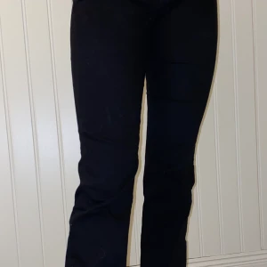 Levis 270 s. 27 - Fint skick, använder inte pågrund av att dom är lite korta på mig, min längd 169cm. Fastnar lätt ludd osånt på jeansen. Storleken är liten och det är en rak modell