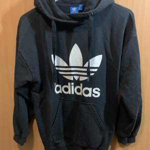 Svart adidas hoodie, fint skick kan skickas mot fraktkostnad 🚚