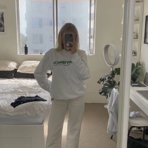 Vit crewneck  - En snygg vit crewneck med grön text🥰 använd 2-3 ggr toppskick🥰