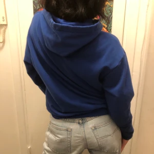 Blå Hoodie - Basic blå hoodie, snöret saknas annars nyskick, köparen står för frakten!