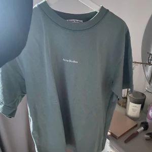 Acne T-shirt  - Skick som ny, använd en gång. Jättebra material och köpte den för 1600kr