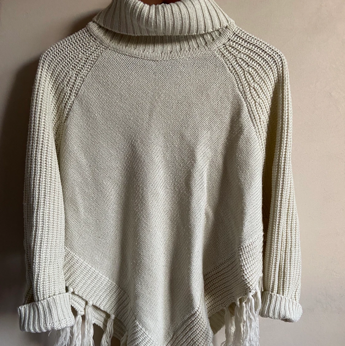 Stickad Poncho med Tofsar  - 90