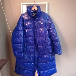 Lång puffer från Zara  - Sparsamt använd och i fint skick. Storlek S. Släpper den för 460 kr eller bud. 