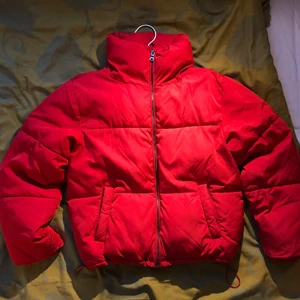 Trendig pufferjacka! - trendig och populär pufferjacka snarlik Bikboks💕💕💕 Såå varm och skönt samt mycket puffig. Reglerbar nedtill så den passar XS-M beroende på hur man vill att den ska sitta. Två fickor med dragkedjor. Två små knappt märkbara fläckar på ryggen, kan skicka bild om så önskas, annars i mycket gott skick! 💕💕 Budgivning om många är intresserade💕🥰