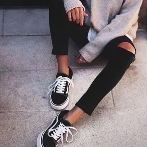 Vans  - Säljer mina vans då de inte riktigt är min stil. Använda ca 2-3 gånger så i nyskick, endast lite smutsiga vid sulan. Lånad bild, men kan skicka mina egna. Pris kan diskuteras vid snabb affär.