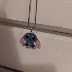 Stitch liknande halsband - Jätte söt,fint skick. Frakt tillkommer på 11:-