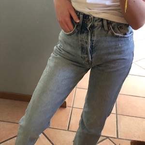 Ett par jätte fina jeans från Zara som sitter jätte fint, i storlek 32, lite korta på mig som är 165 cm💕 Färgen syns bäst på sista bilden😌  Anledningen till att dom säljs är att dom inte har kommit till användning av mig🥰 Vill man ha bättre bilder är de bara att skriva🤩