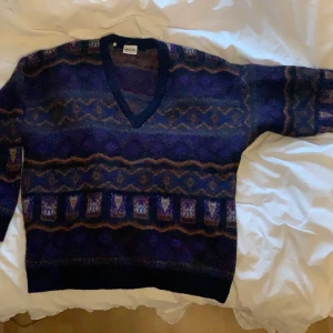 Stickad stor tröja - Lite äldre modell av en supermysig stor stickad tröja, storlek XL. Säljer pågrund av att den är för stor. 200kr exklusive frakt