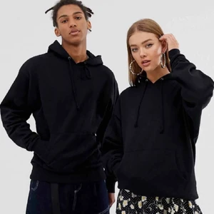 Svart hoodie  - En helt vanlig svart hoodie. Köpt på Plick men fortfarande i fint skick. Köpare står för frakt. Skriv till mig för fler bilder eller frågor