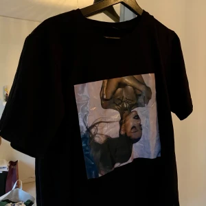 Ariana grande oversized T-shirt  - Snygg tröja med blankt tryck av ariana grande. Onesize men sitter oversized på mig som vanligtvis har S. 