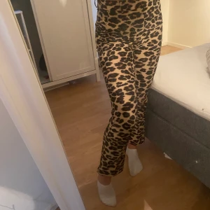 Leopard byxor från Gina strl S - Leopard kostym byxa använda Max 3 gånger fint skick, säljes pågrund av att det ej kommer till användning. Köparen står för frakt om man inte kan mötas i Halmstad