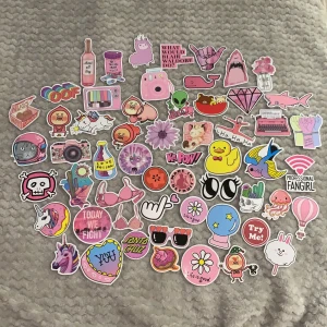 Klistermärken - Säljer nu alla dessa fina klistermärken som man kan sätta på datorn, mobilen, resväskor med mera✨Styckpris är 5kr men säljes också med paketpris —> 5st/20kr & 10st/30kr 🦋 screenshota och ringa in dem du vill köpa & skicka till mig i chatten🌸✨ OBS! Frakt tillkommer alltid 12kr✨