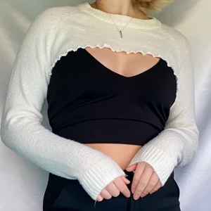 Trendig tröja! - Supertrendig vit stickad tröja omsydd av mig! 50% skänks till att rädda korallreven!🌊